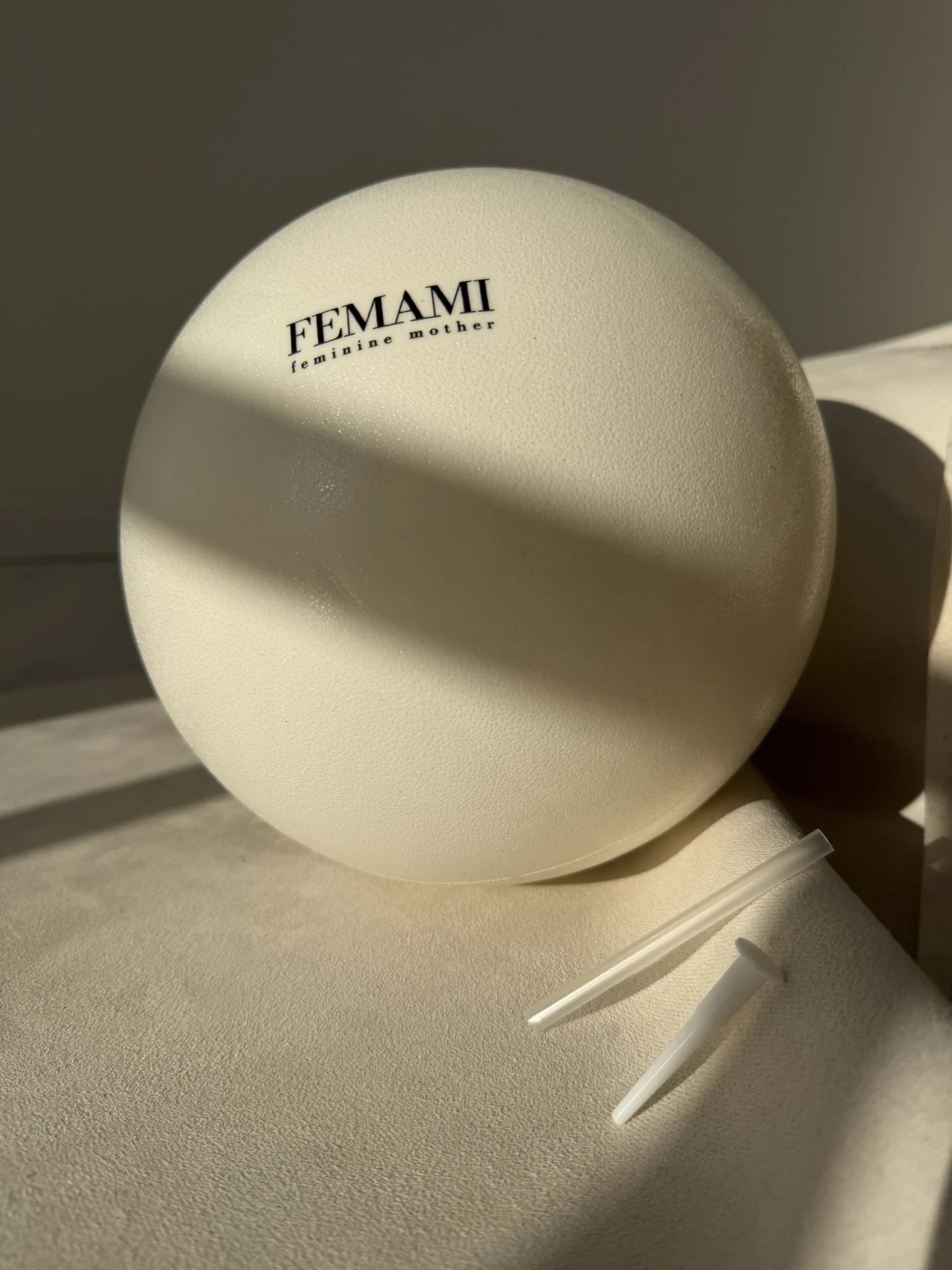 Der FEMAMI Ball in Ivory im natürlichen Licht